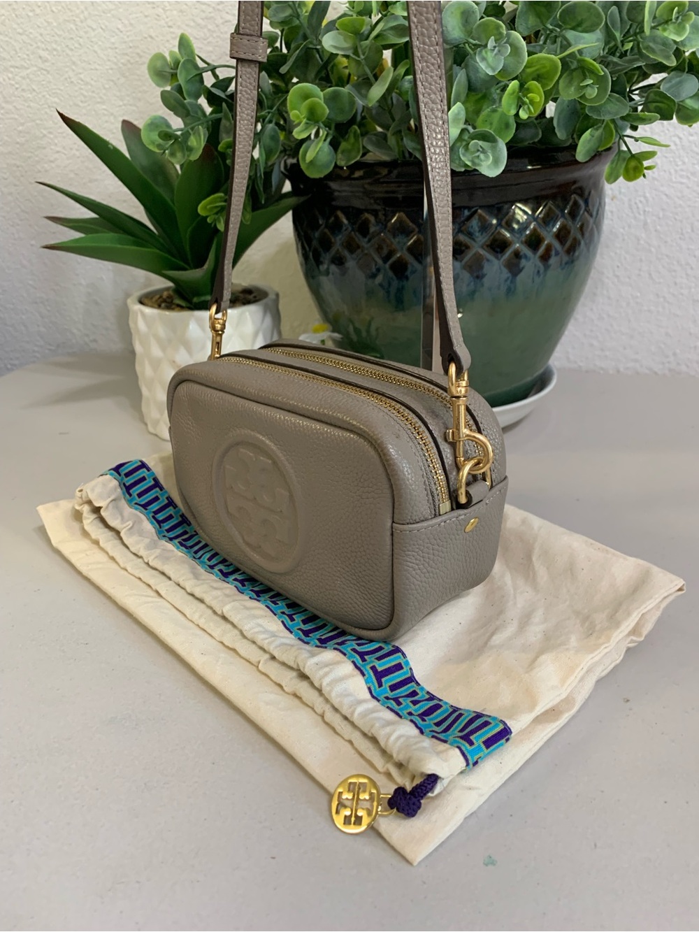 👜💕Tory Burch Robinson Pebbled Leather Crossbody Bag in Taupe - Picture 2 of 10